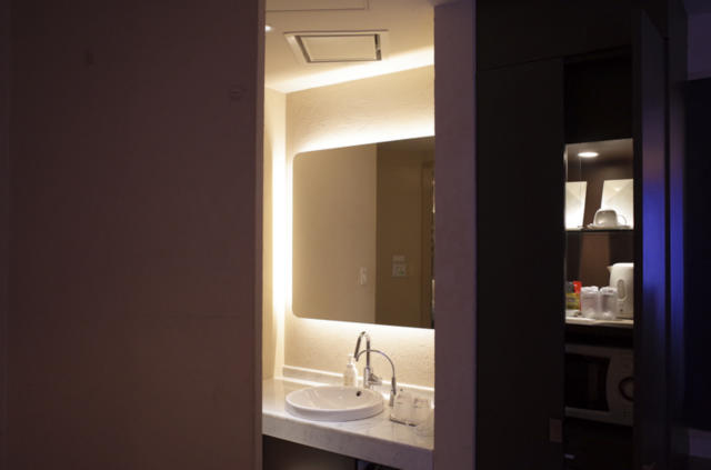 GRAND CHARIOT(グランシャリオ)(新宿区/ラブホテル)の写真『201号室　全景　冷蔵庫などは全て戸棚で隠れるようになっています。』by INA69