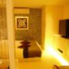 HOTEL CORE(渋谷区/ラブホテル)の写真『103号室（入口から部屋全景）』by 格付屋