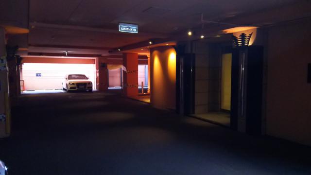 湘南ベイホテル(茅ヶ崎市/ラブホテル)の写真『312号室利用。ﾎﾃﾙの1階がぐるりと駐車場になっています。そこからの入口です。』by キジ