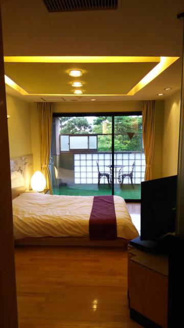 湘南ベイホテル(茅ヶ崎市/ラブホテル)の写真『312号室。ﾍﾞｯﾄﾞﾙｰﾑです。ﾊﾞﾙｺﾆｰが有るのが分かります。』by キジ