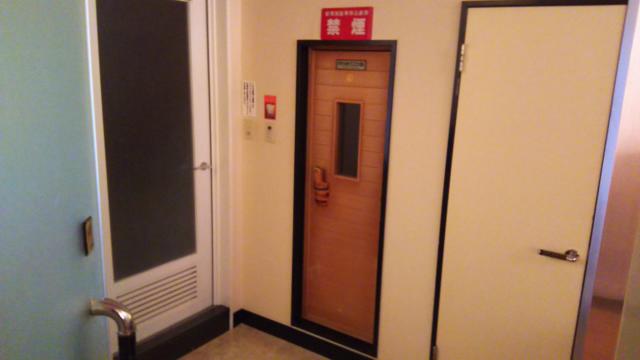 湘南ベイホテル(茅ヶ崎市/ラブホテル)の写真『312号室。洗面所からです。右手からﾄｲﾚ、ｻｳﾅ、内風呂の扉です。』by キジ