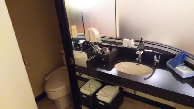 湘南ベイホテル(茅ヶ崎市/ラブホテル)の写真『312号室。洗面所とﾄｲﾚです。洗面所の鏡が横付なので、化粧がやりにくいそうです。』by キジ
