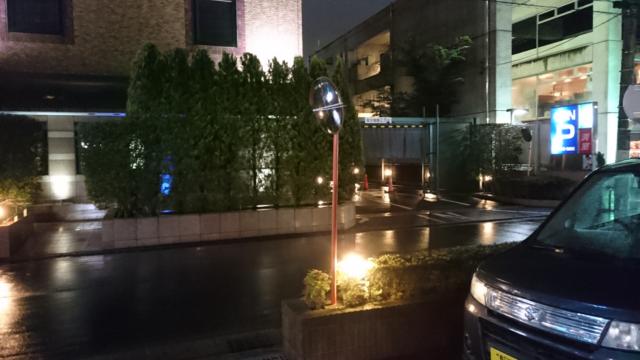 K-WAVE(春日部市/ラブホテル)の写真『夜  駐車場入口』by ところてんえもん
