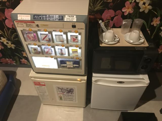 HOTEL RIO（リオ）(新宿区/ラブホテル)の写真『410自販機、冷蔵庫など』by 夢幻人