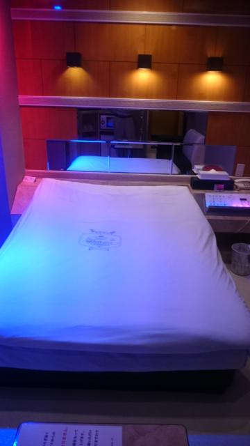 HOTEL STATION スクエア(台東区/ラブホテル)の写真『203号室　ベッド全景（枕上部にお洒落な鏡）』by YOSA69