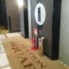 HOTEL STATION スクエア(台東区/ラブホテル)の写真『１階の部屋選択パネルの裏側が広々とエレベータ乗り場となっている。』by YOSA69