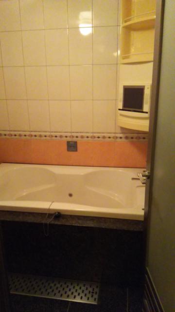 マイアミ(横浜市西区/ラブホテル)の写真『202号室利用。風呂はデレビ付きでした。デレビ上の棚は謎です。』by キジ