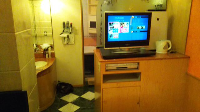 マイアミ(横浜市西区/ラブホテル)の写真『202号室利用。ﾍﾞｯﾄ側から見た部屋の感じはこんなです。かなりｺﾝﾊﾟｸﾄです。』by キジ