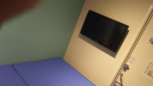 レンタルルーム アプレ(港区/ラブホテル)の写真『201号室のベッド、テレビ【多分32インチ】。ベッドはセミダブル？ビニール製でした。』by たけのこ