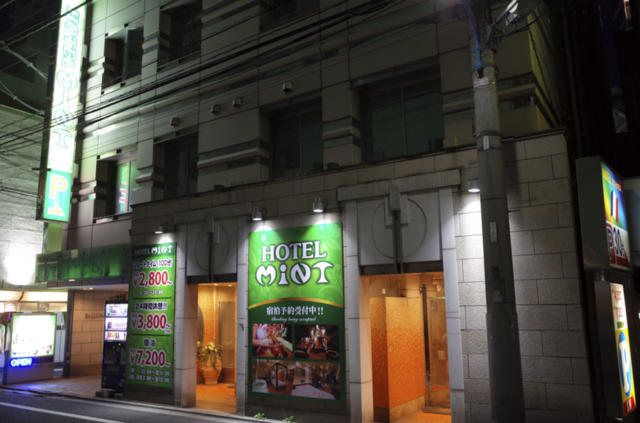 MINT Kabukichou(ミント歌舞伎町)(新宿区/ラブホテル)の写真『夜の外観』by INA69