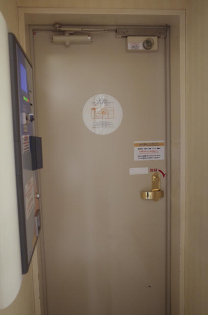 MINT Kabukichou(ミント歌舞伎町)(新宿区/ラブホテル)の写真『207号室　玄関　自動精算機』by INA69