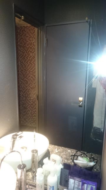 CHARME鶯谷１（シャルム）(台東区/ラブホテル)の写真『305号室　洗面台（天井まである大型の鏡、後ろのトイレ入口が映っている）』by YOSA69