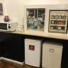 アイコット(浜松市/ラブホテル)の写真『304号室。冷蔵庫には無料ウエルカムドリンク。有料ドリンク。大人のオモチャ。コーヒー、紅茶など。電子レンジ。湯沸かしポット。』by ま〜も〜る〜