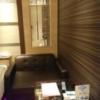 ホテルヴィクトリアコート関内(横浜市中区/ラブホテル)の写真『305号室 ベッドの反対側にソファーとテーブル。ソファーは奥行きがあり、壁には鏡があるのでここでプレイするのも楽しそう(*´艸｀*)』by なめろう