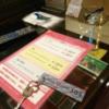 ホテルヴィクトリアコート関内(横浜市中区/ラブホテル)の写真『305号室 テーブル上に灰皿、ライター、テレビのリモコン等。ルームキーを添えて』by なめろう