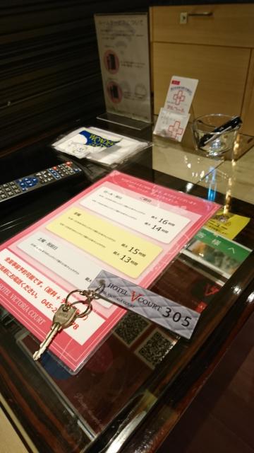 ホテルヴィクトリアコート関内(横浜市中区/ラブホテル)の写真『305号室 テーブル上に灰皿、ライター、テレビのリモコン等。ルームキーを添えて』by なめろう