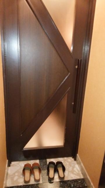 Asian P-Door(アジアンピードア)(台東区/ラブホテル)の写真『407号室：玄関(写真では見にくいが、ほぼ段差なし)』by オレの地雷を越えてゆけ！