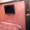 Asian P-Door(アジアンピードア)(台東区/ラブホテル)の写真『407号室：部屋の中央からテレビを撮影(壁掛け式ＶＯＤ)』by オレの地雷を越えてゆけ！