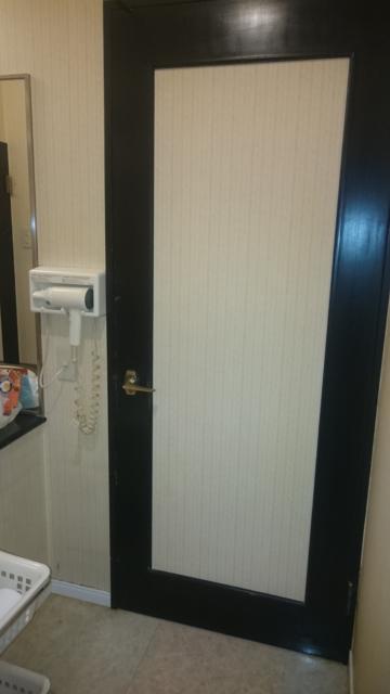 シンデレラタイム(葛飾区/ラブホテル)の写真『３０３号室　玄関から部屋の扉を見た風景（左側に洗面台、バスルーム、トイレが完全に部屋と分離）』by YOSA69