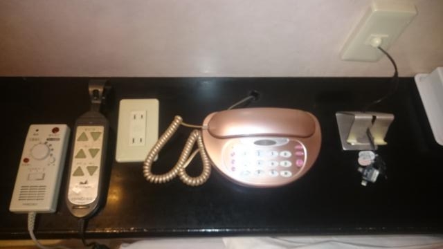 シンデレラタイム(葛飾区/ラブホテル)の写真『３０３号室　ベッド上部（左側のマッサージリモコン、電動リクライニングベッドリモコン、電話機、携帯・スマホマルチ充電器）』by YOSA69