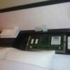 シンデレラタイム(葛飾区/ラブホテル)の写真『３０３号室　ベッド上部（照明・音響機器のコントロールパネル、右側のマッサージリモコン）』by YOSA69