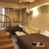 ア・プレスト(浜松市/ラブホテル)の写真『13号室 2F入口から客室。ベット2台。左の階段が3Fへ。』by ま〜も〜る〜