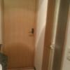 ガラスの城(江東区/ラブホテル)の写真『407号室　玄関から部屋の扉を見た風景（右にバスルームとトイレ、左に洗面台と部屋と完全分離）』by YOSA69