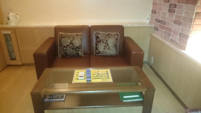 ガラスの城(江東区/ラブホテル)の写真『407号室　ソファーとテーブル（クッションがお洒落、テーブルもゴージャス）』by YOSA69