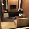 HOTEL KATSURA(カツラ)(台東区/ラブホテル)の写真『103号室 割と大きめのソファーとテレビの配置が良い。テレビ前で脱ぎ着が出来るスペースがありソファーに座ってガン見！』by みこすりはん
