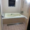 HOTEL KATSURA(カツラ)(台東区/ラブホテル)の写真『103号室 とても広い浴室とバスタブ。2人でゆったり入れます。排水もスムーズに流れます。ただ、排水溝からの匂いがあがってきてムードぶち壊し。』by みこすりはん