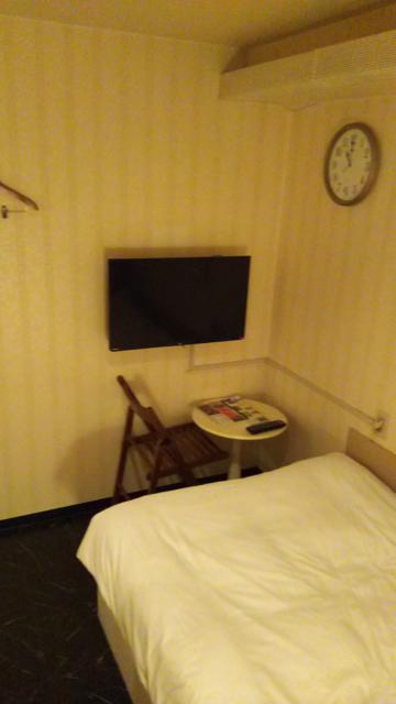 アクア横浜(横浜市西区/ラブホテル)の写真『202号室利用。部屋の全景です。椅子は1個しかありません。』by キジ