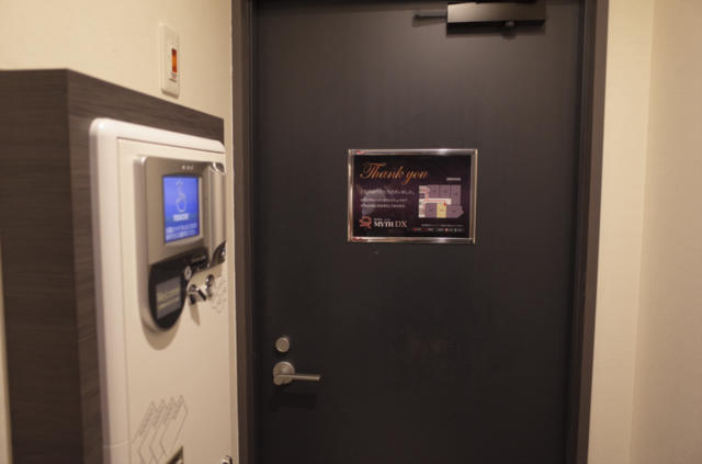 MYTH DX(大阪市/ラブホテル)の写真『306号室　玄関　手前が自動精算機』by INA69