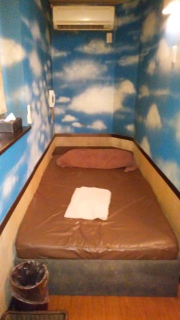 プチホテルコスモス(荒川区/ラブホテル)の写真『104号室：ベッド(上下の長さはあるが、横幅が狭い／エアコンの効きは良い)』by オレの地雷を越えてゆけ！
