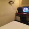 ヒルズホテル五反田(品川区/ラブホテル)の写真『402号室、室内（ベッド、TV、冷蔵庫）』by ACB48