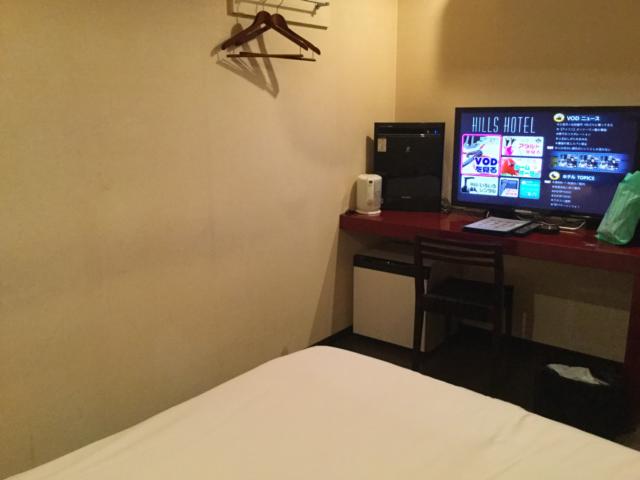 ヒルズホテル五反田(品川区/ラブホテル)の写真『402号室、室内（ベッド、TV、冷蔵庫）』by ACB48