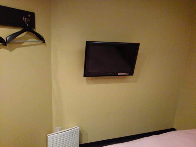 HOTEL アムール(台東区/ラブホテル)の写真『208号室、壁掛TV』by イシバシ