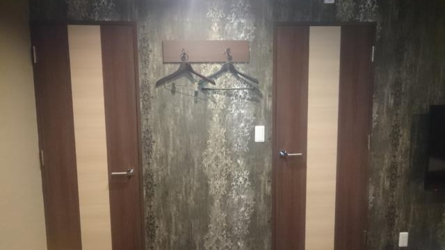 ホテル アジアンカラー(江戸川区/ラブホテル)の写真『503号室　左側が玄関口扉、右側がバスルーム、洗面台、トイレへの扉、中央にハンガー掛け』by YOSA69