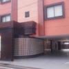 ホテル アジアンカラー(江戸川区/ラブホテル)の写真『昼の出入口（右側が駐車場４台分）』by YOSA69