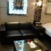 ホテル エリアス(豊島区/ラブホテル)の写真『206号室（二人掛けのソファーがあります）』by 格付屋