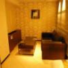 ホテル エリアス(豊島区/ラブホテル)の写真『101号室（ソファ）大きめのソファがあります』by 格付屋