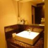 ホテル エリアス(豊島区/ラブホテル)の写真『101号室（洗面台）トイレ浴室から独立してます。大理石っぽい仕様は豪華です。』by 格付屋