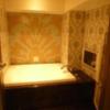 ホテル エリアス(豊島区/ラブホテル)の写真『101号室（浴室）壁紙が印象的です。』by 格付屋