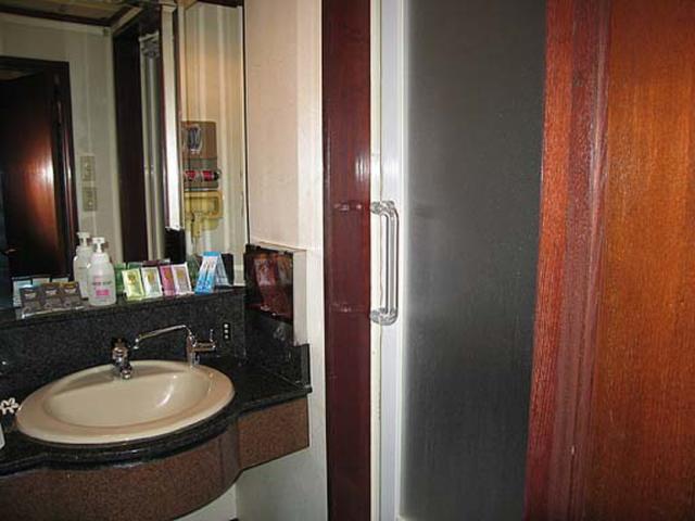 HOTEL 絆（きずな）(台東区/ラブホテル)の写真『402号室　洗面台』by nognog