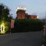 HOTEL エルアンドエル草加(草加市/ラブホテル)の写真『夜外観1』by ところてんえもん