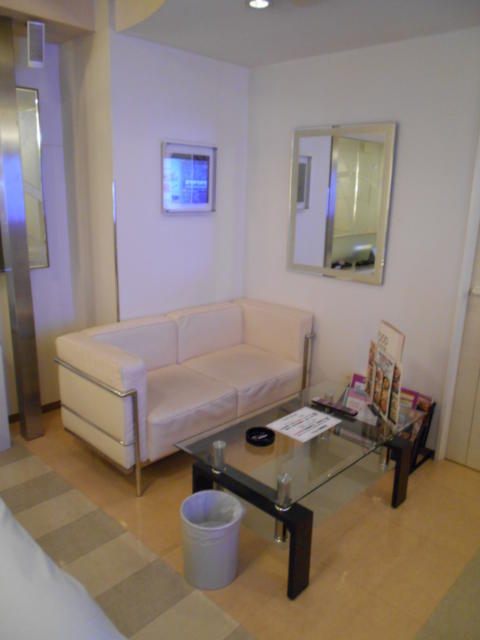 HOTEL BARCH（バーチ）(町田市/ラブホテル)の写真『103号室、テーブルとソファー』by もんが～