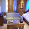 Water Hotel cy(ウォーターホテルシー)(町田市/ラブホテル)の写真『26号室、テーブルとソファー』by もんが～