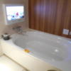 ホテル 利楽(リラク)(所沢市/ラブホテル)の写真『307号室、浴槽と浴室テレビ』by もんが～