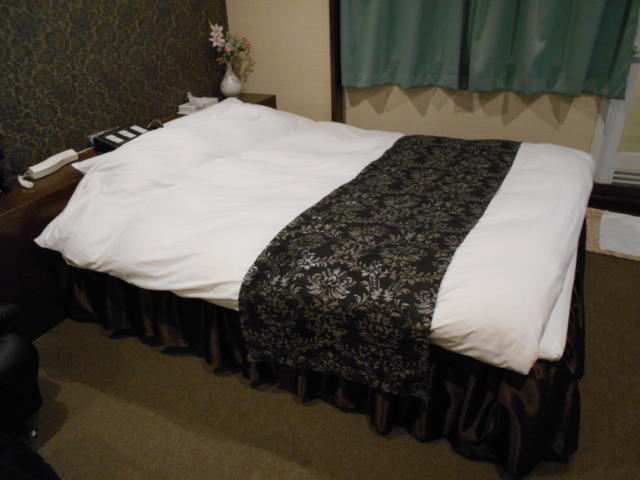 ホテル アモーレ(所沢市/ラブホテル)の写真『405号室、ベッド』by もんが～