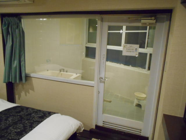 ホテル アモーレ(所沢市/ラブホテル)の写真『405号室、バスルーム入り口』by もんが～