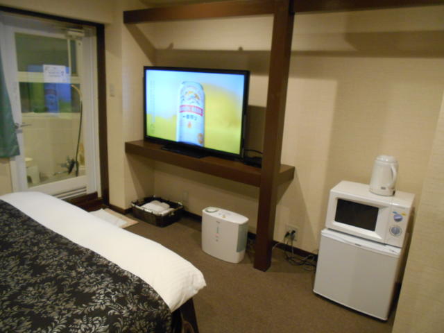 ホテル アモーレ(所沢市/ラブホテル)の写真『405号室、テレビと電子レンジ、冷蔵庫など』by もんが～